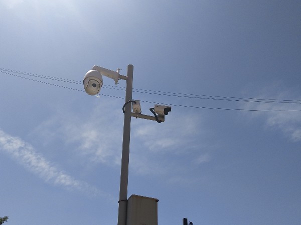 道路視頻監(jiān)控下的這一幕，讓人笑著笑著就哭了