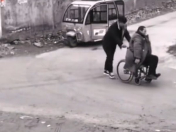 視頻監(jiān)控?cái)z像頭下的正能量你感受到了嗎？