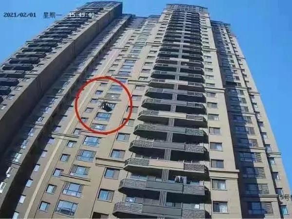 【驚心】25斤椅子從天而降，所幸有高空拋物視頻監(jiān)控系統(tǒng)