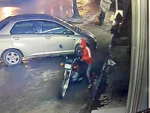 男子偷車全過程被路邊視頻監(jiān)控系統(tǒng)拍下，防盜意識還是要加強(qiáng)啊