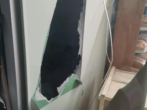 小偷砸開石膏墻鉆進(jìn)店里偷竊，多虧有AI智能視頻監(jiān)控系統(tǒng)！